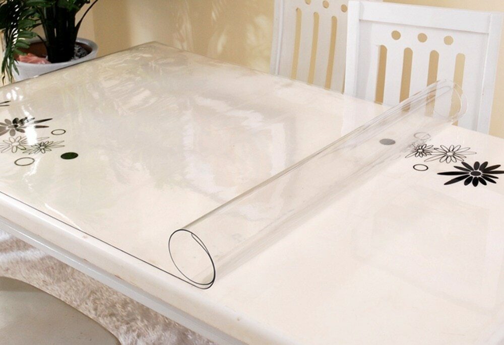 tela cerata trasparente sul tavolo della cucina