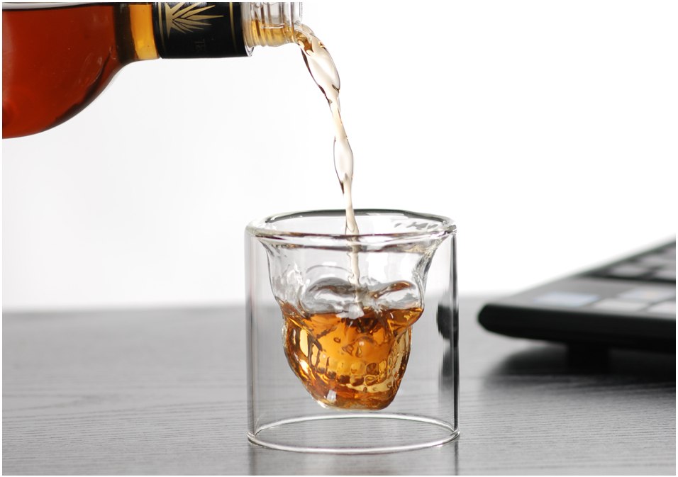 bicchiere a forma di teschio per cognac