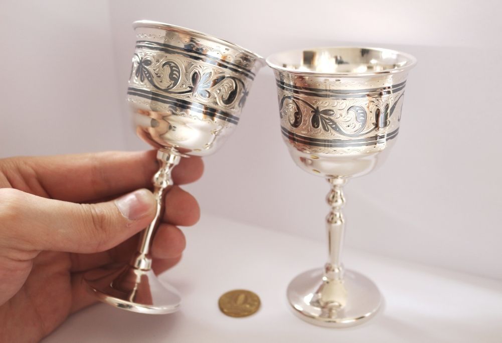 un paio di calici d'argento