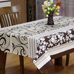 tovaglia cerata sul tavolo per idee di decorazione della cucina