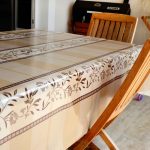 tovaglia cerata su tavolo per tipi di cucina