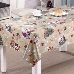 tovaglia cerata su tavolo per tipi di cucina foto