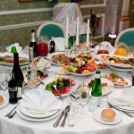revisione della piegatura dei tovaglioli per servire