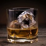 foto di bicchieri da whisky di tipi