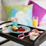 idee per decorare il tavolo della colazione a letto