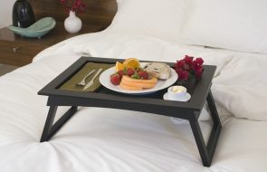 foto del tavolo della colazione a letto