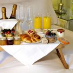 foto del design del tavolo per la colazione a letto