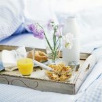 recensione fotografica del tavolo della colazione a letto