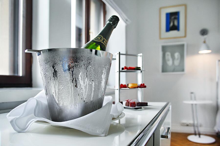 design del secchiello per champagne