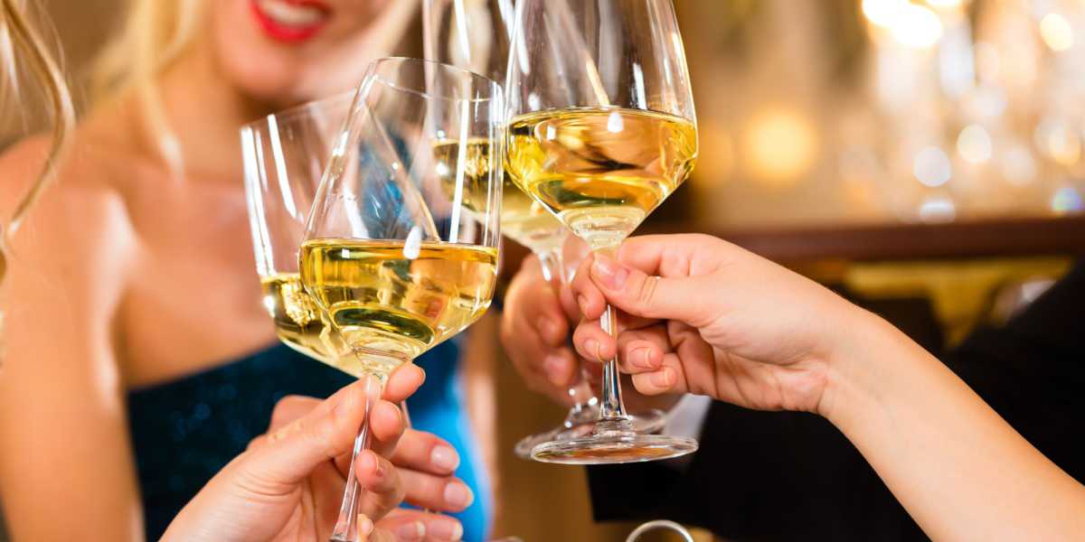 come tenere un bicchiere di vino