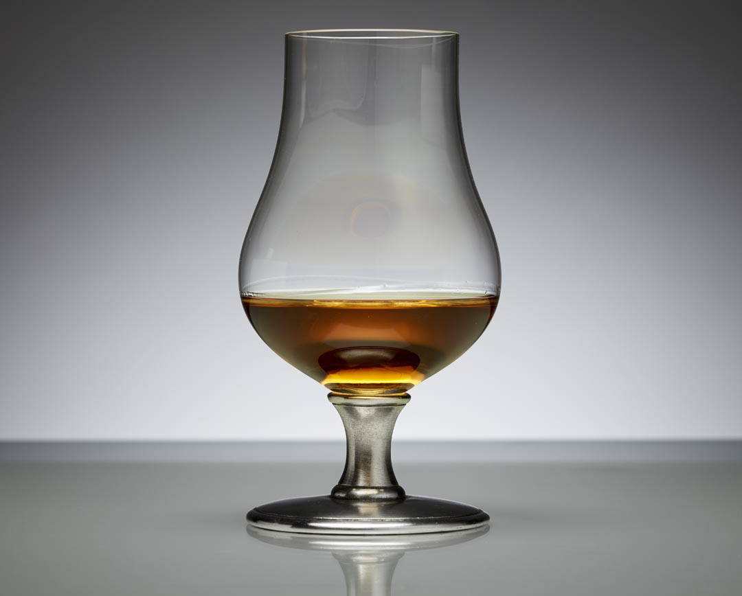 bicchiere a tulipano per whisky