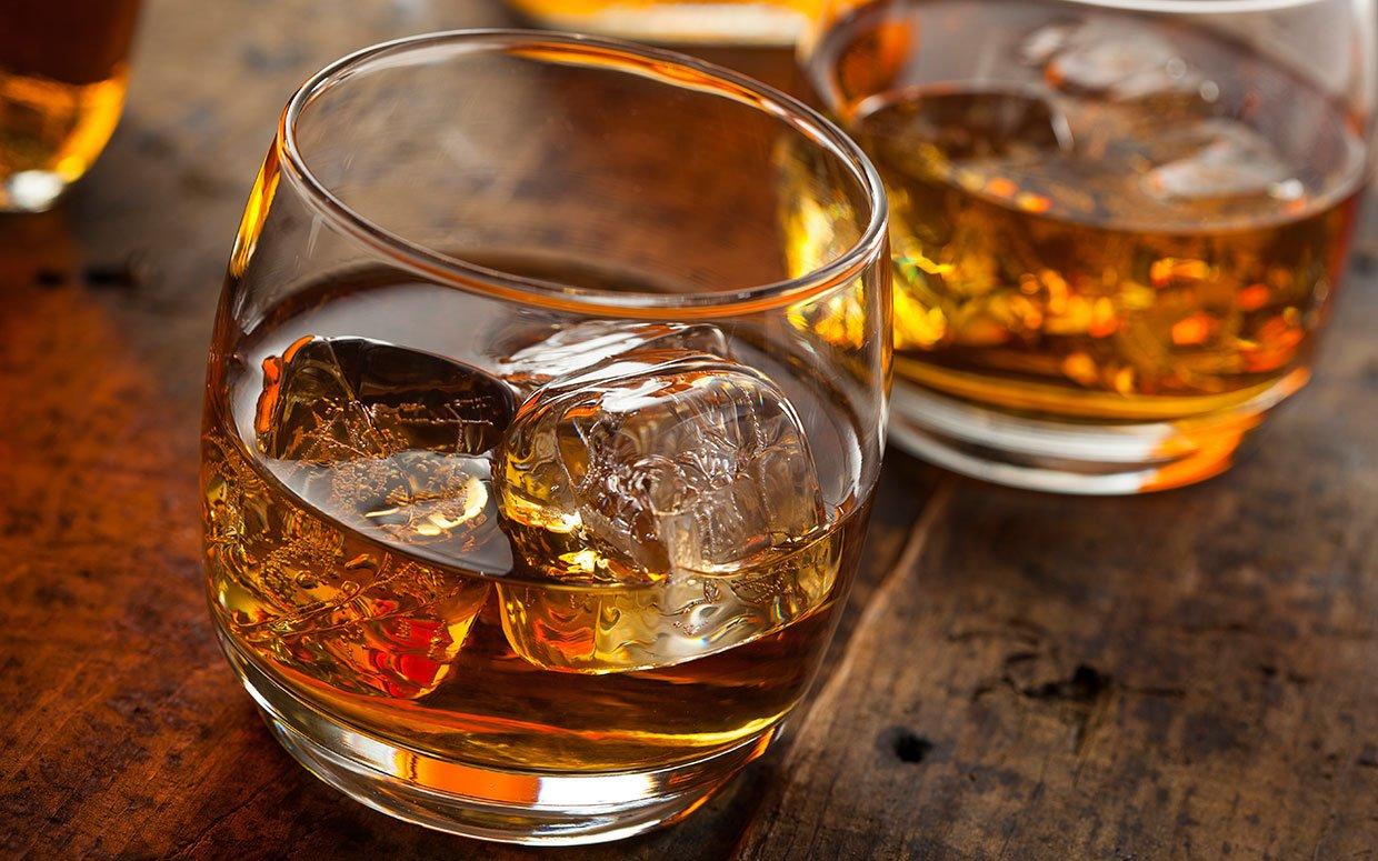 whisky nei bicchieri