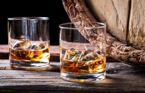 idee di design per bicchieri da whisky