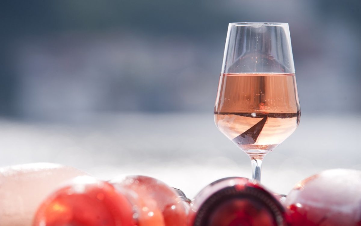 Bicchiere di vino rosato