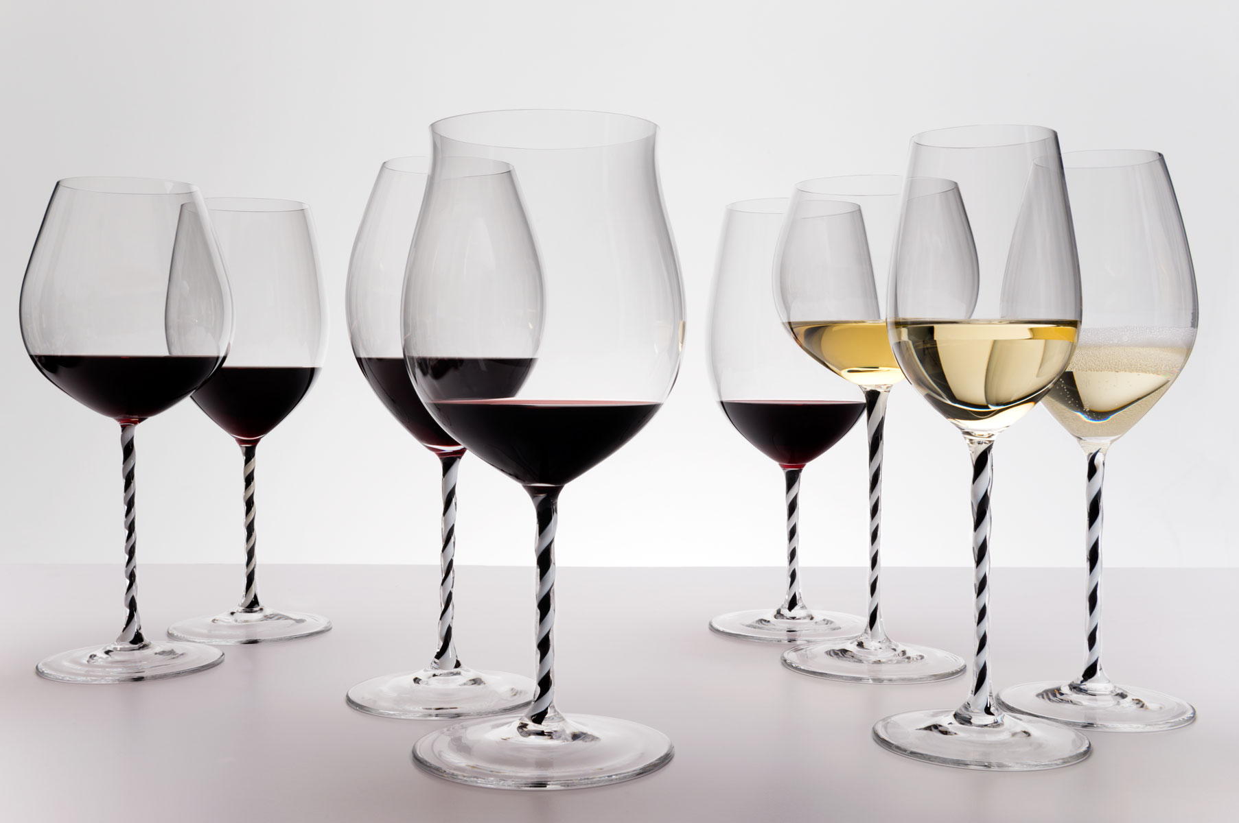 Foto di un bicchiere di vino bianco e rosso