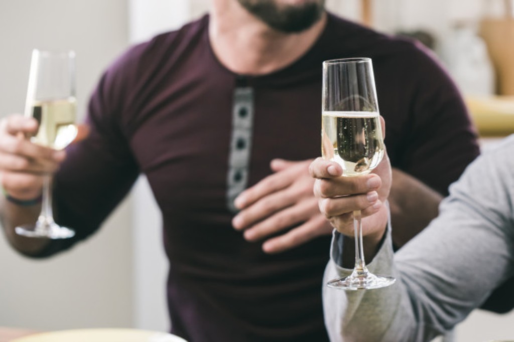 come tenere i bicchieri di vino bianco