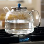 Un bollitore con acqua sul fornello