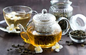 Teiera con tè verde