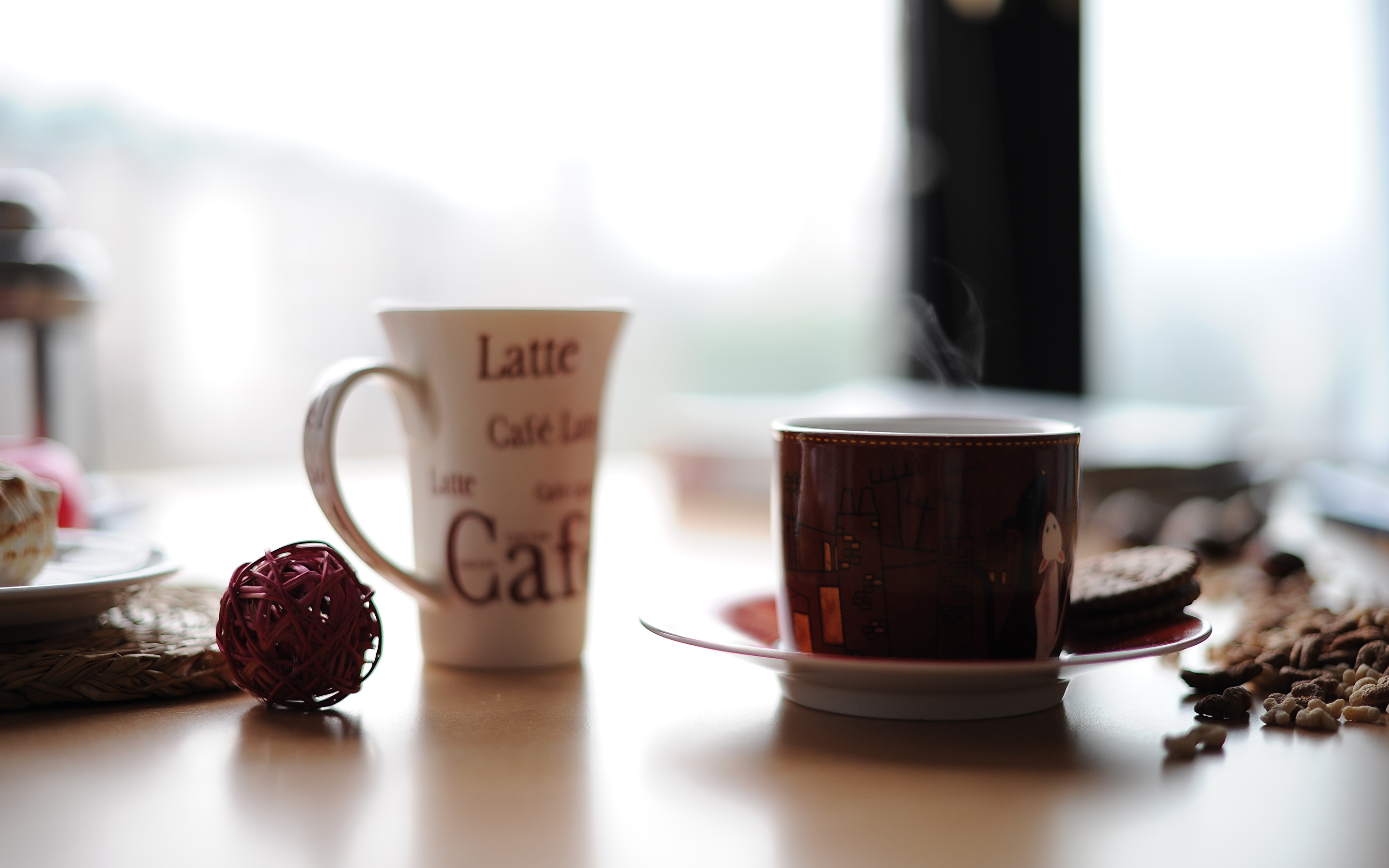Tazza e boccale sul tavolo