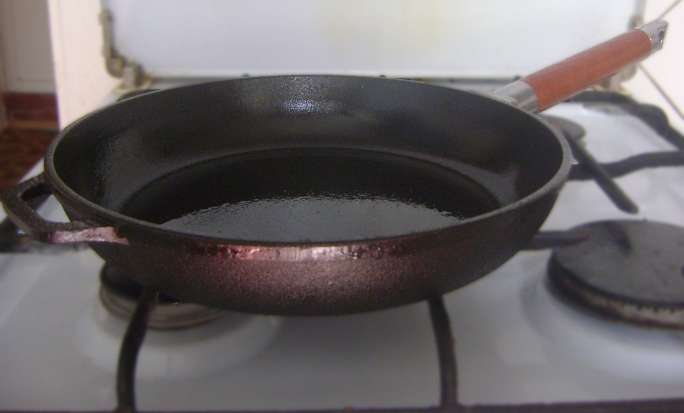 padella di ghisa con olio