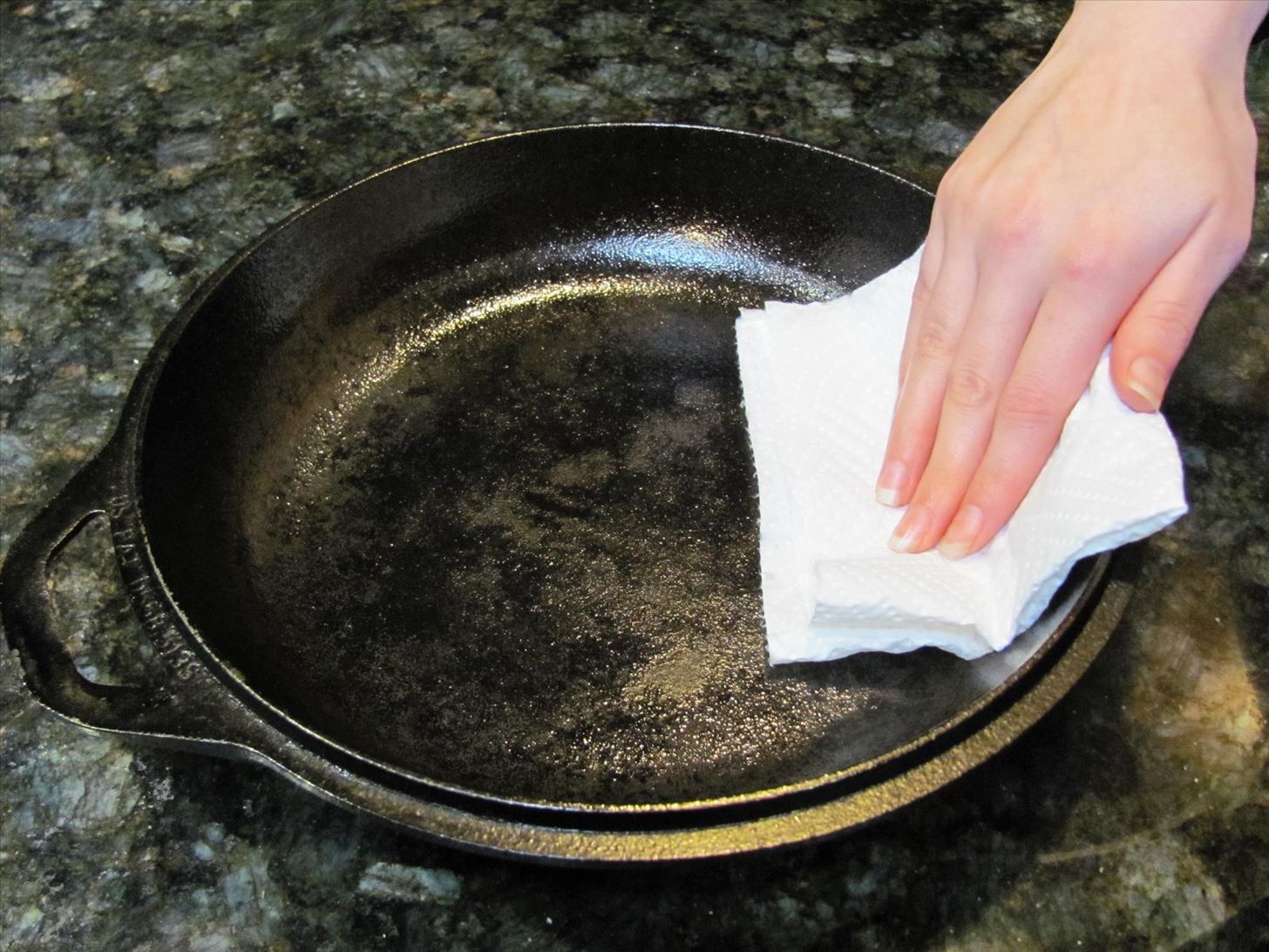 padella di ghisa con olio