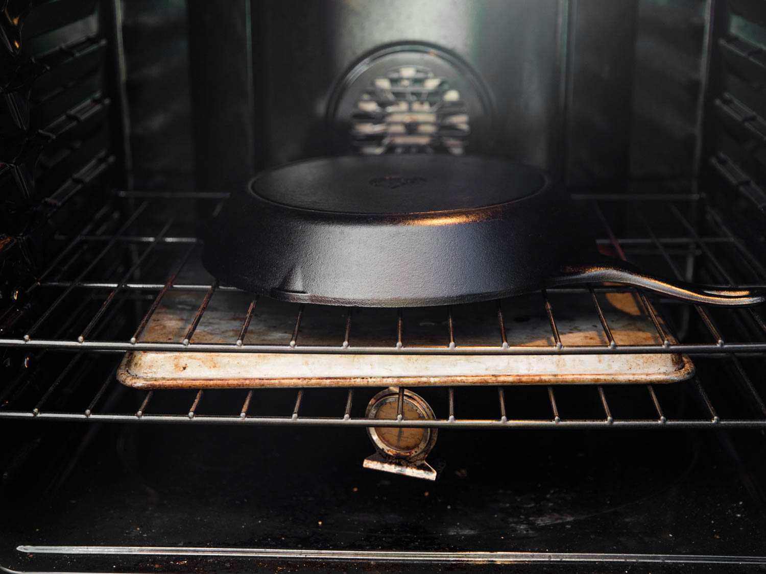 padella di ghisa nel forno