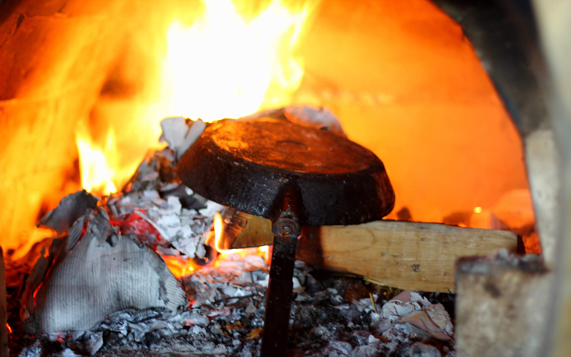 padella di ghisa nel forno