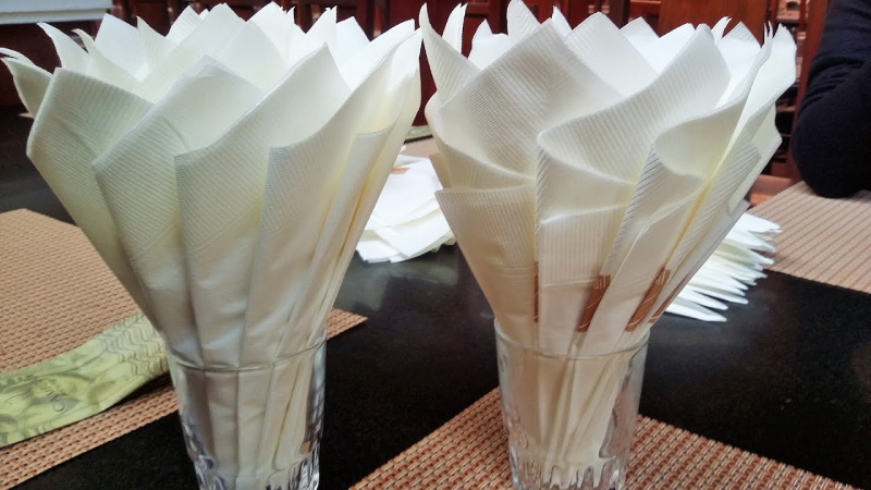 fiore in un bicchiere fatto di tovaglioli
