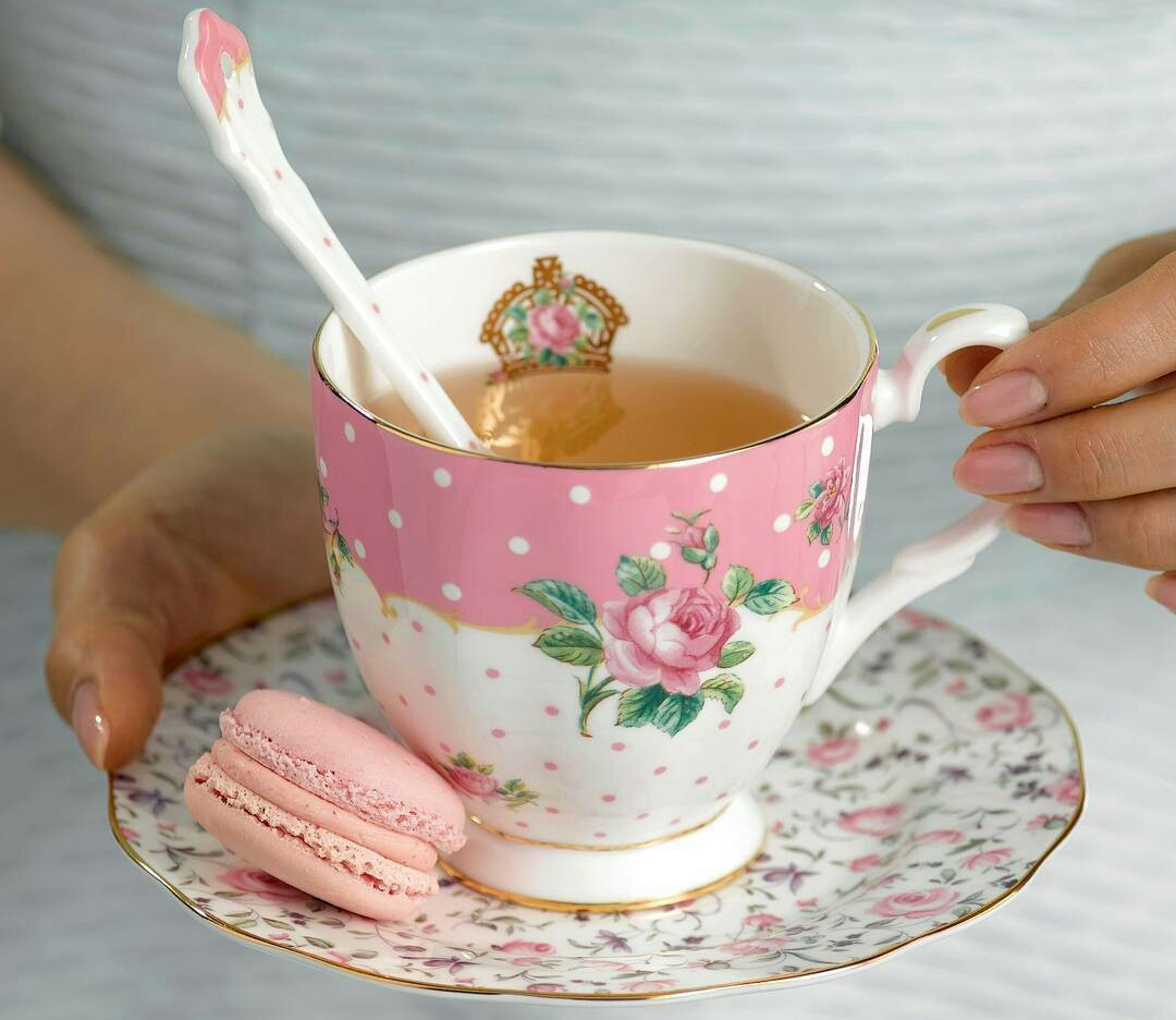 Tazza di porcellana con tè