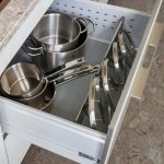 idee per conservare i coperchi in cucina foto