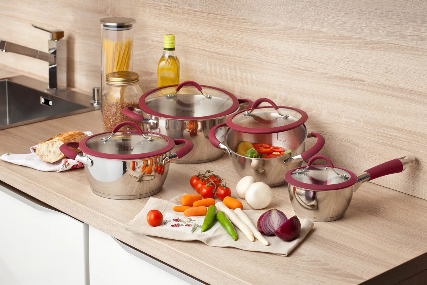pentole in acciaio inox in cucina