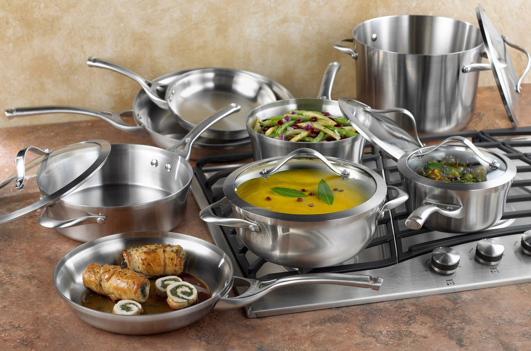 pentole in acciaio inox con cibo