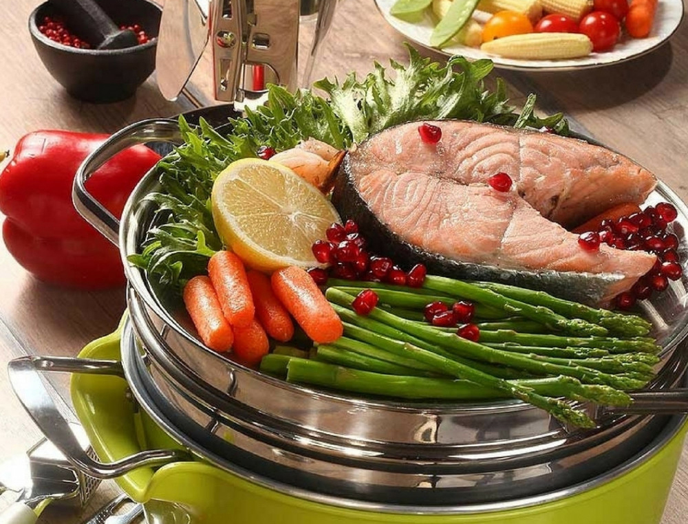 teglia per cottura a vapore con cibo