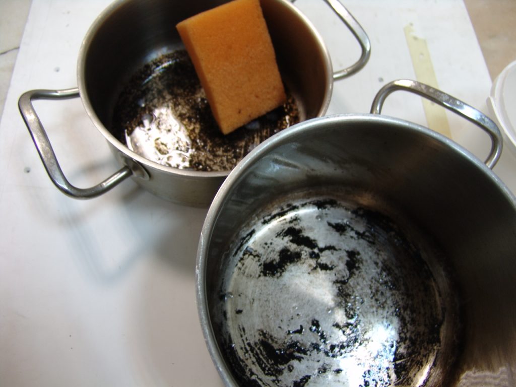 una padella con depositi di carbonio