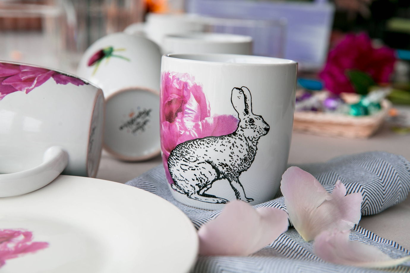 Tazza in ceramica con una lepre