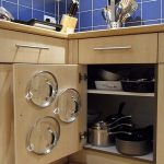 coperchi con ganci sulla porta