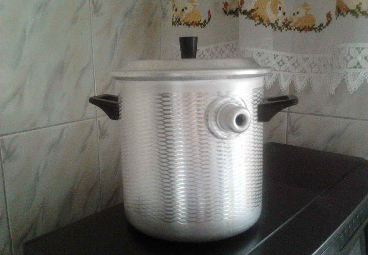 Bollitore per il latte in cucina