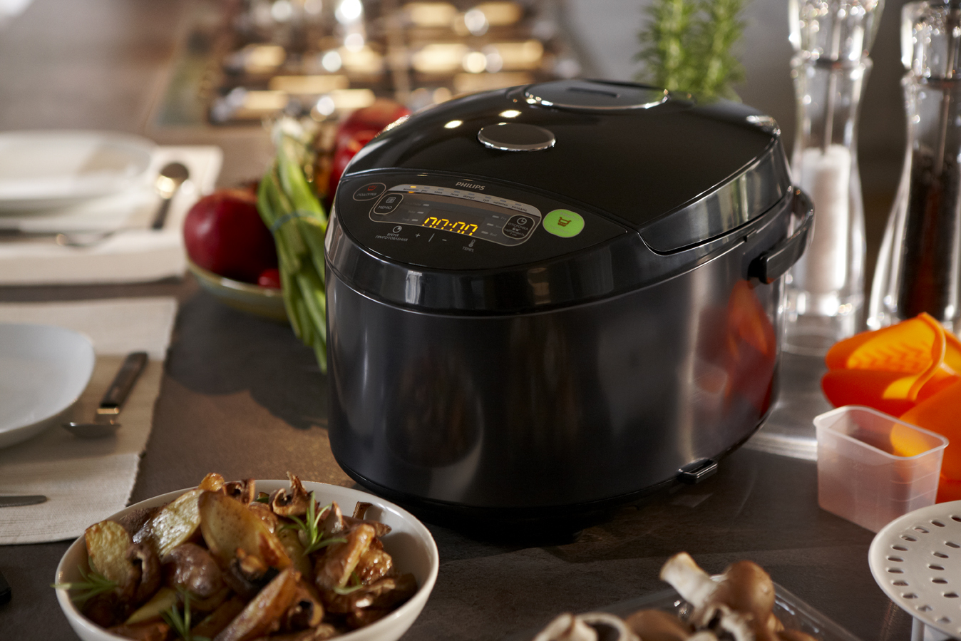 Foto di un multicooker sul tavolo