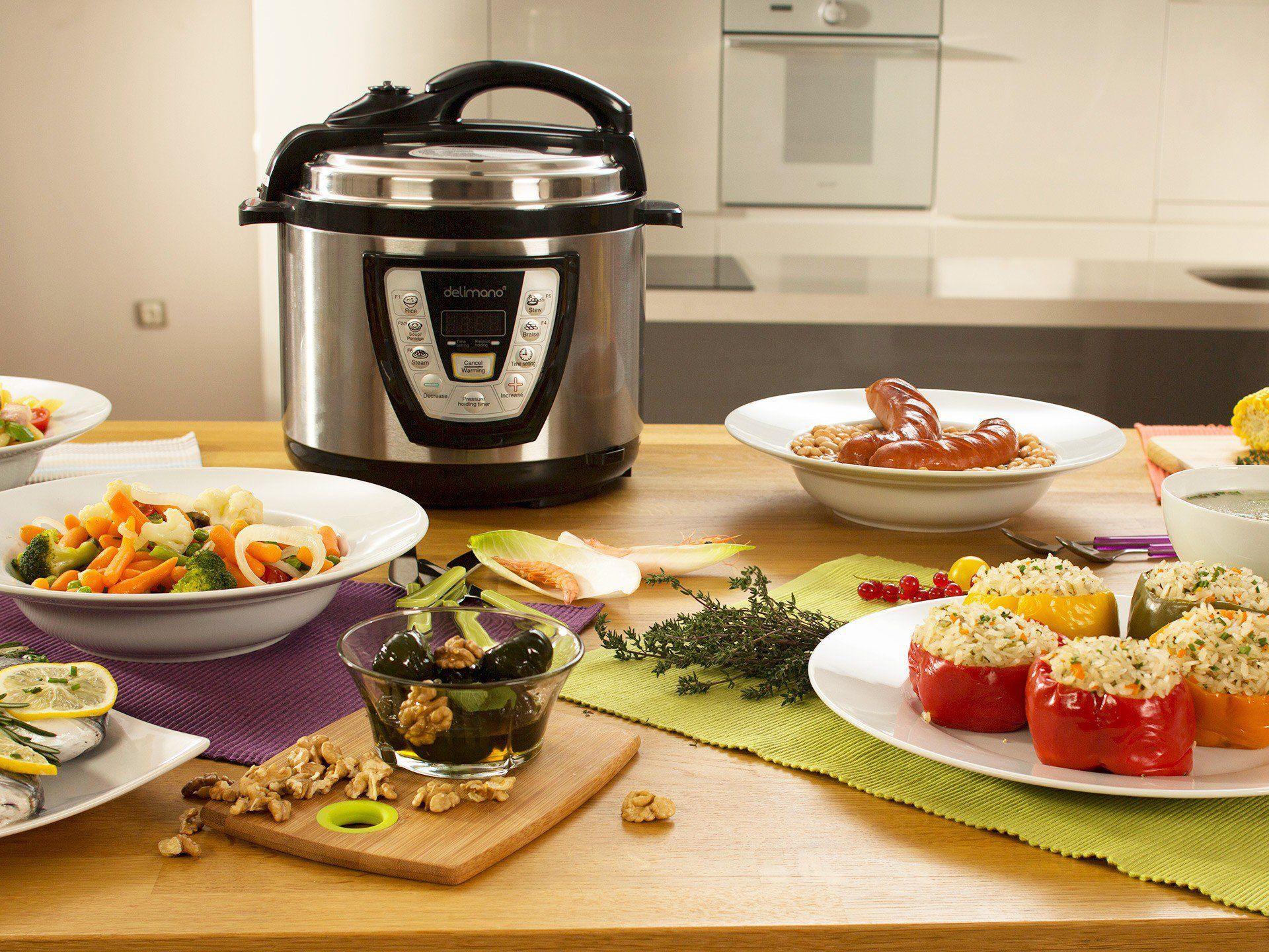 Multicooker sul tavolo con il cibo