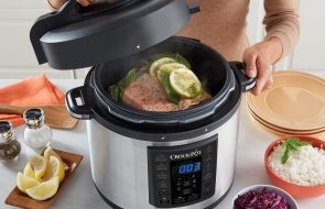 Multicooker-pentola a pressione in cucina