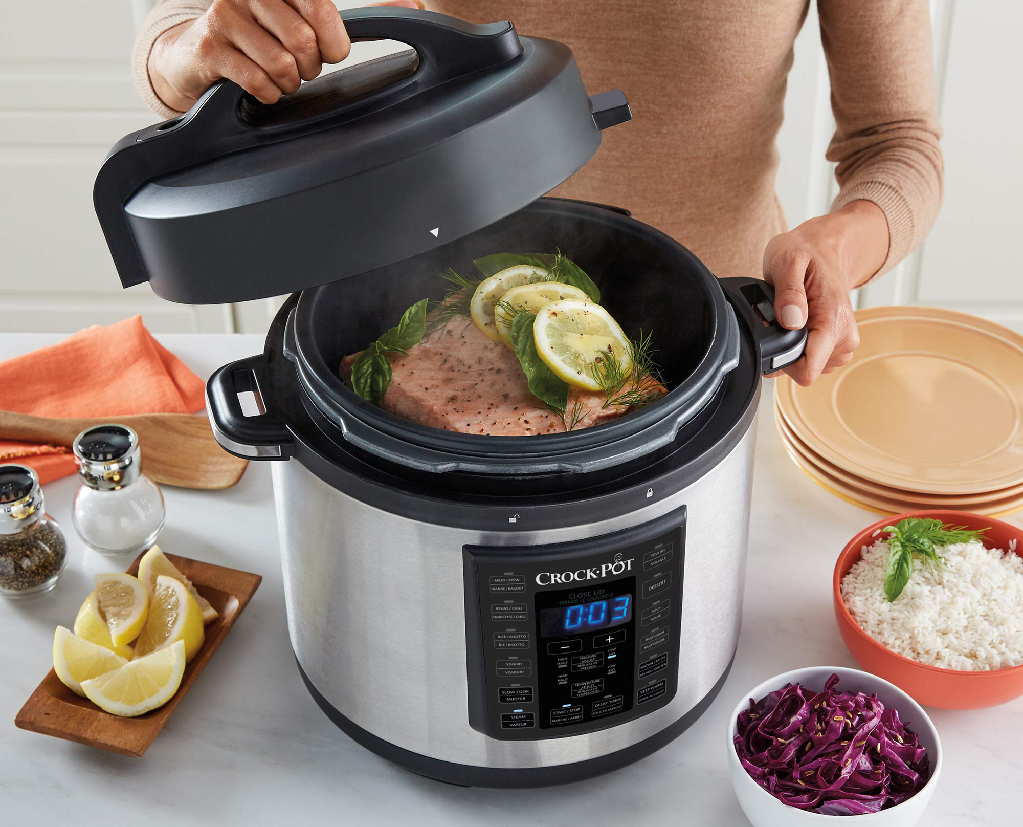 Multicooker-pentola a pressione in cucina