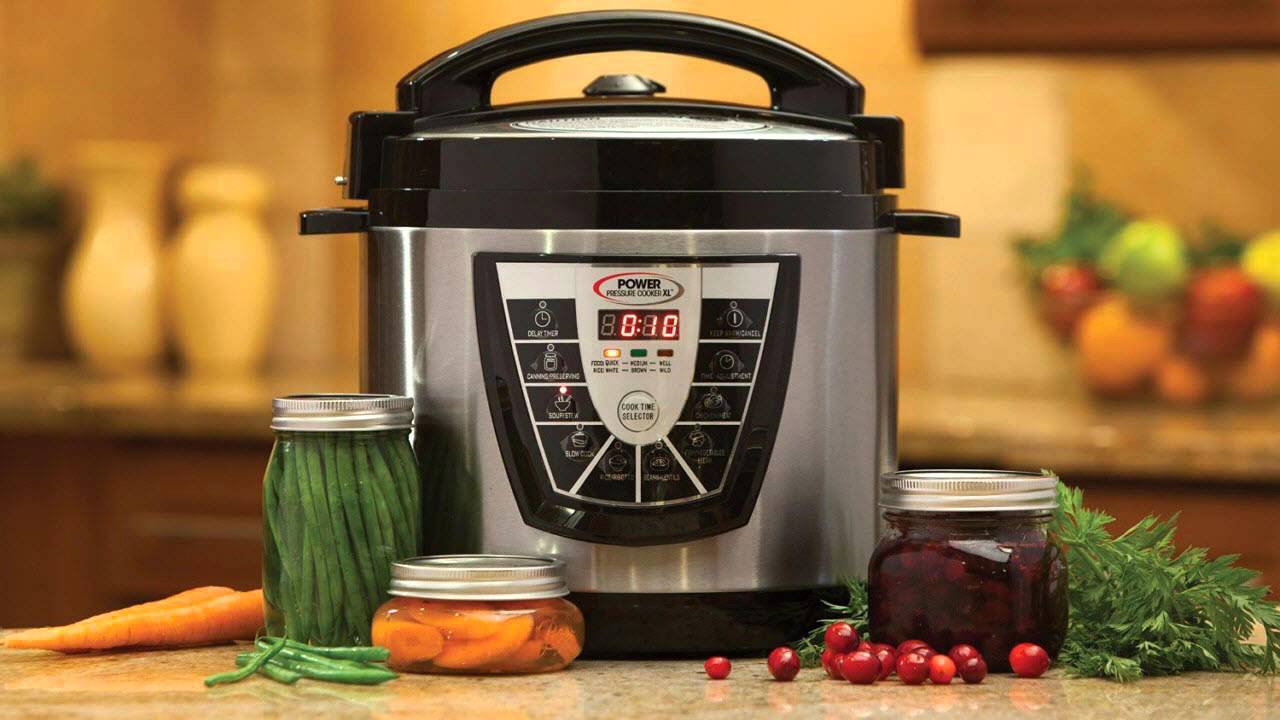 pentola a pressione multicooker sul tavolo