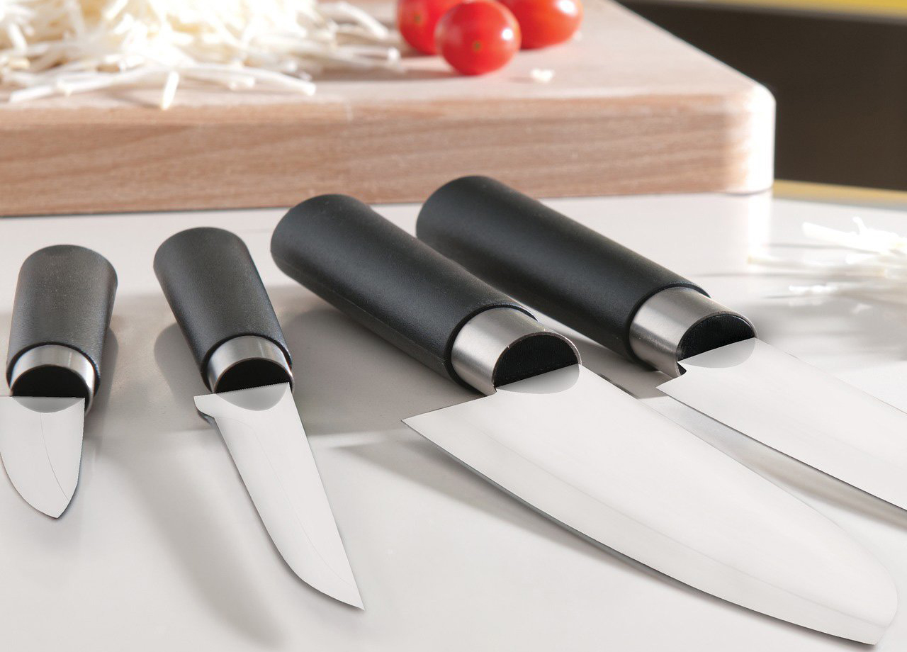 Set di coltelli con manico nero