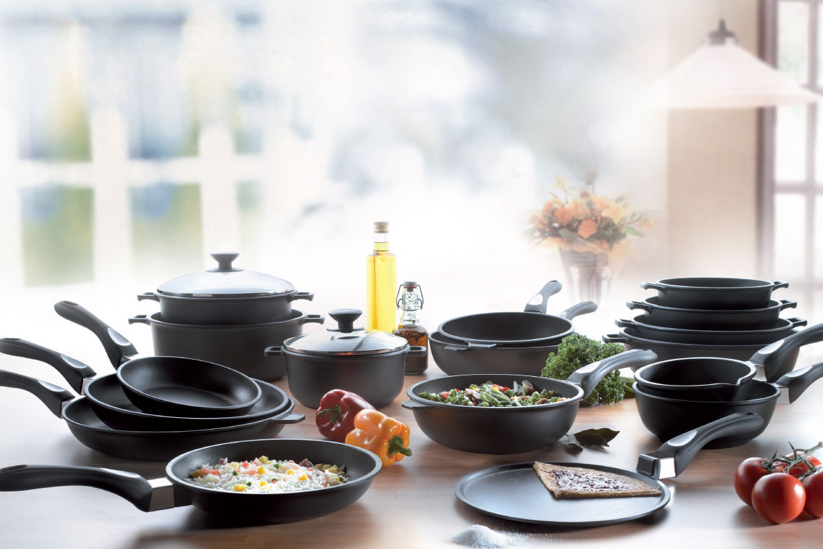 Un set di pentole in cucina