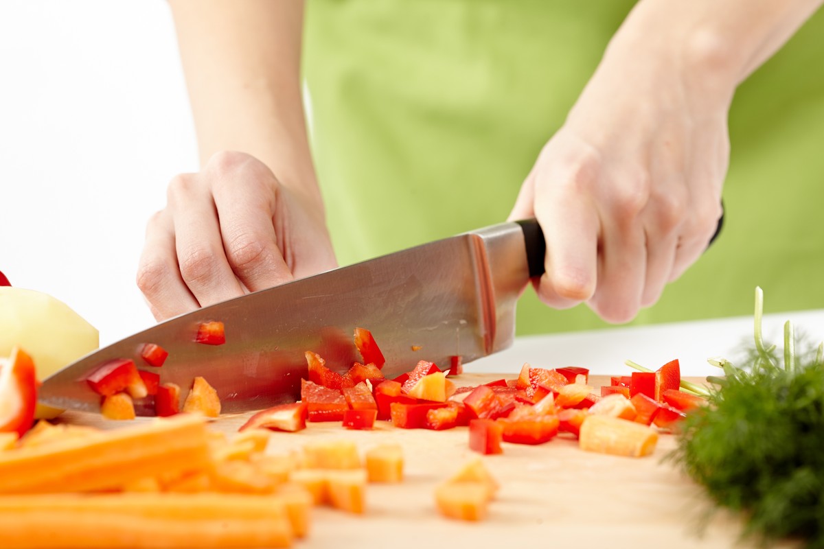 Tagliare le verdure con un coltello