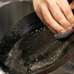 pulire una padella dai depositi di carbonio