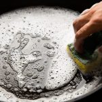 pulire una padella dai depositi di carbonio