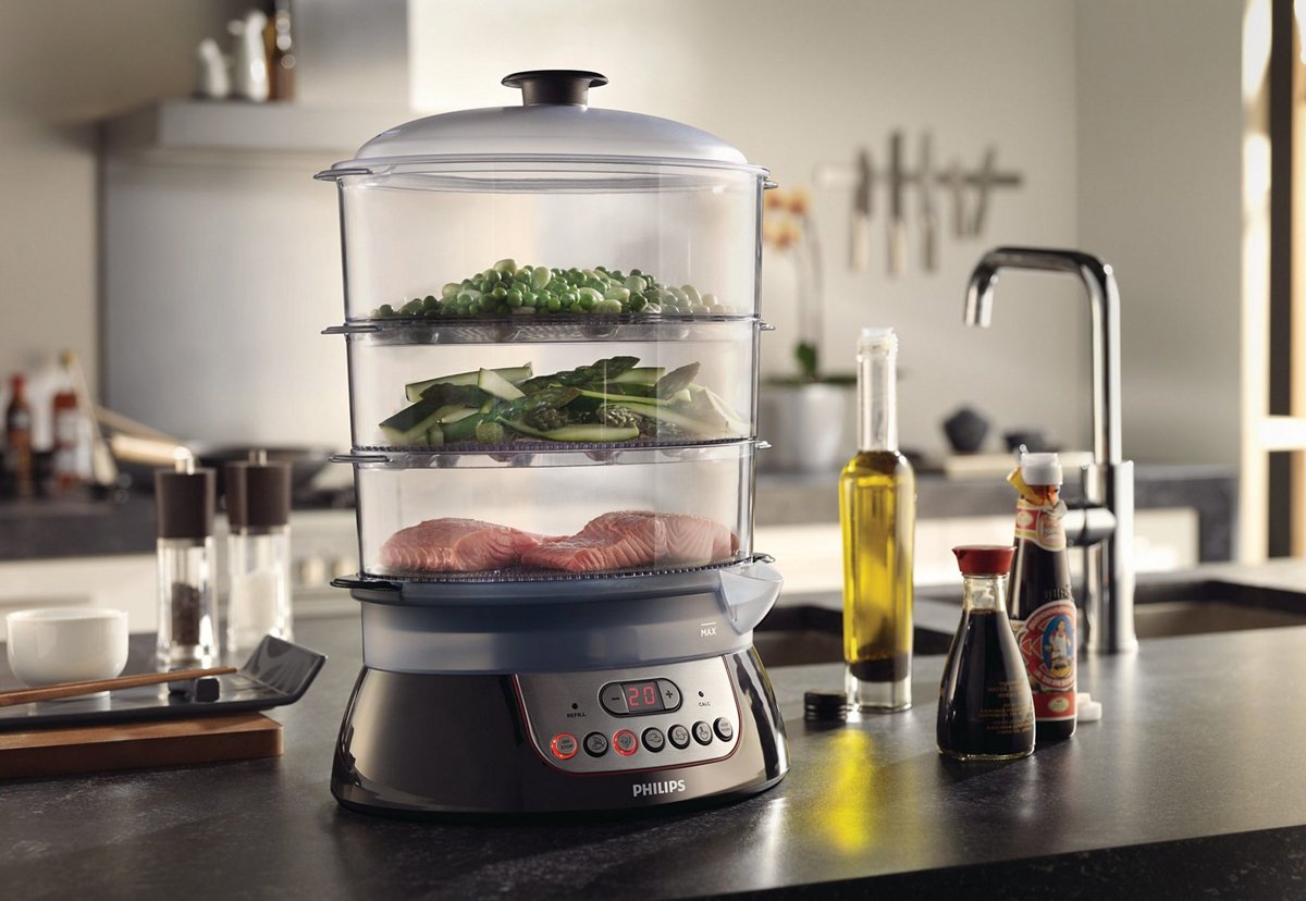 Vaporiera sul tavolo con cibo