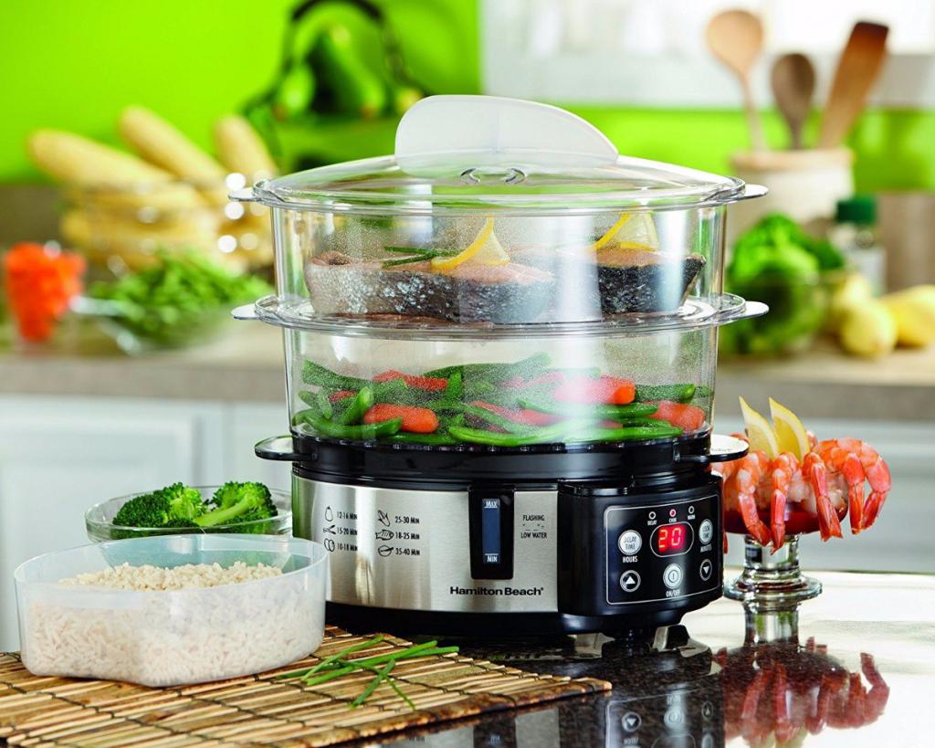 Vaporiera con cibo in cucina