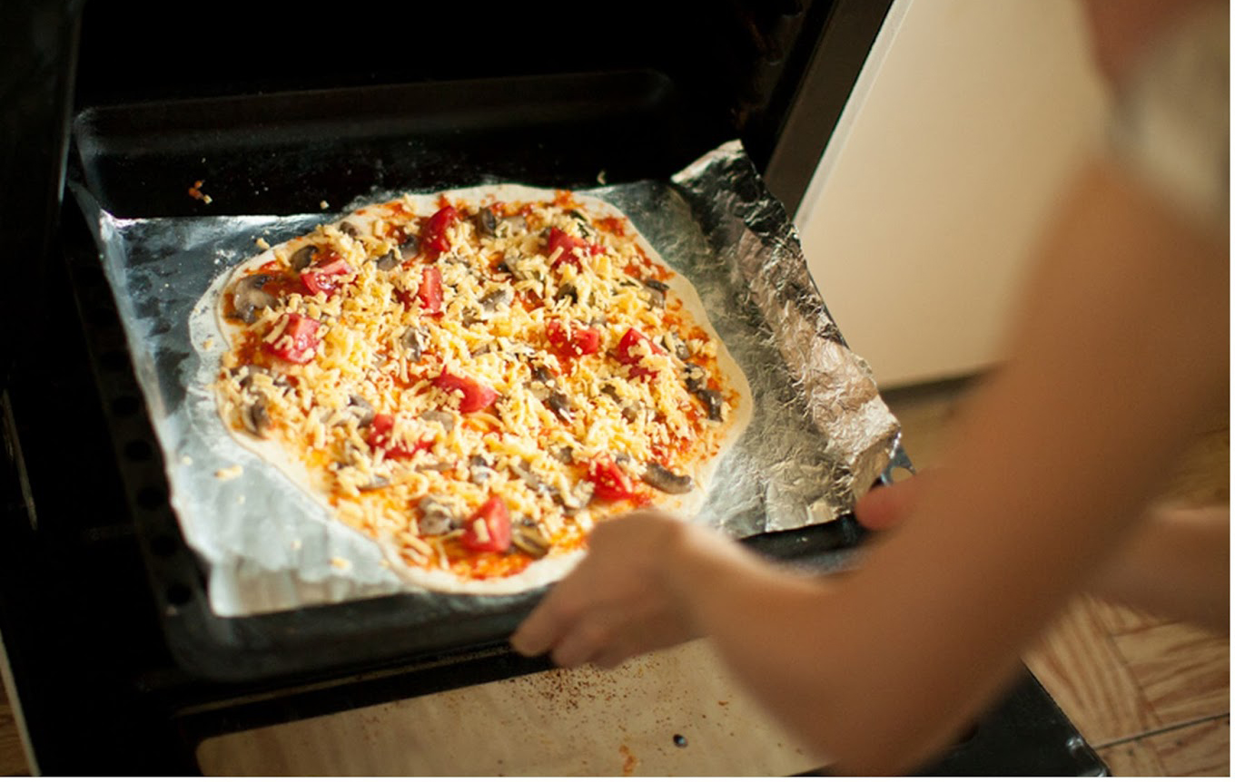 pizza su carta da forno